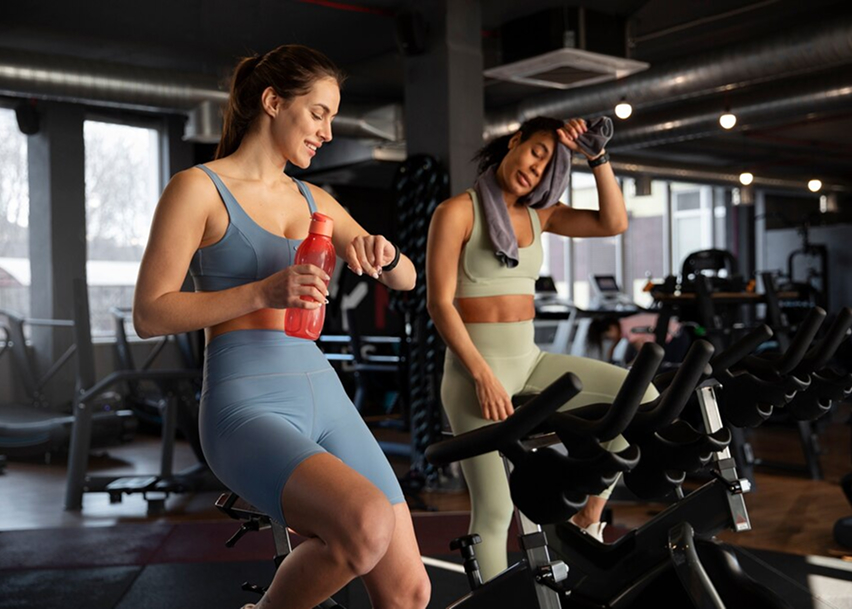 Женщина бегает на дорожке width=