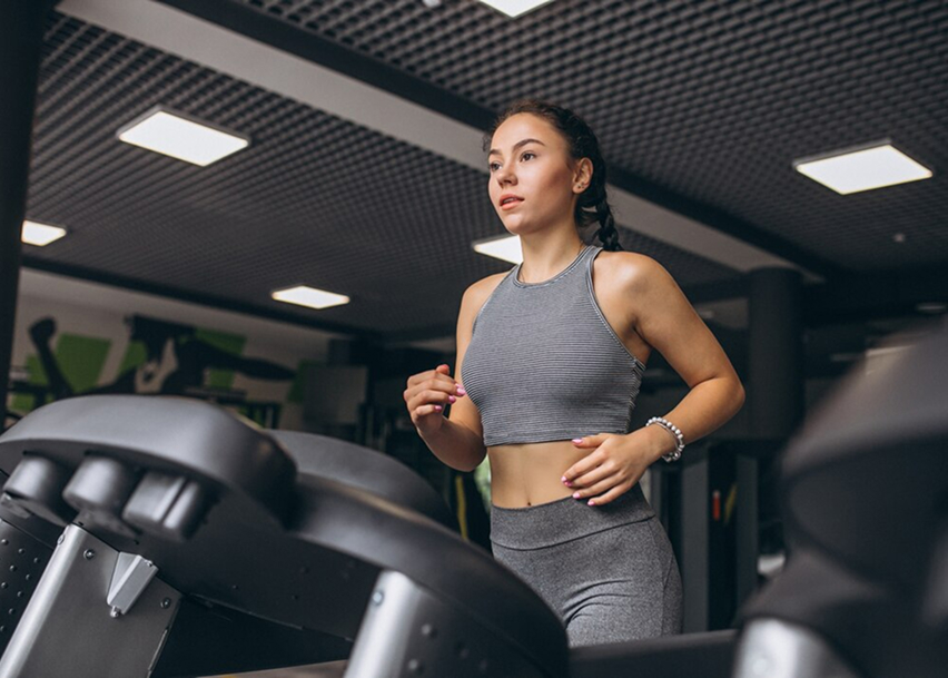 Женщины занимаются на велотренажоре